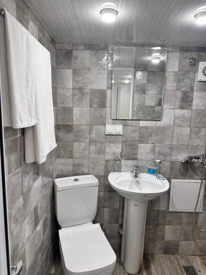 Mandarin Hotel Yerevan Bagian luar foto